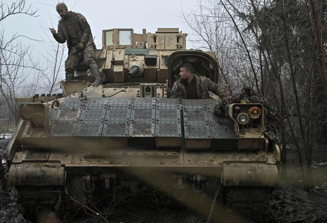 Conflito começou com uma grande movimentação militar de tropas russas na fronteira Rússia-Ucrânia, de março a abril de 2021